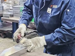 仕事に励む難民定住者